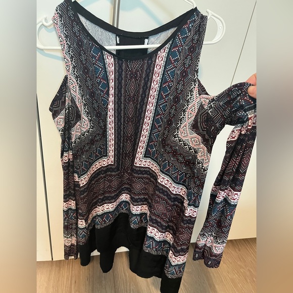 Tops - Cold Shoulder Aztec Print Tunic EUC Sz L